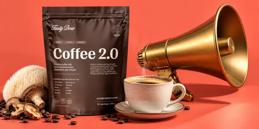Tasty Dose Coffee 2.0 tasak, egy csésze kávé, aranyszínű retró megafon, süngomba és shiitake korallszínű háttér előtt